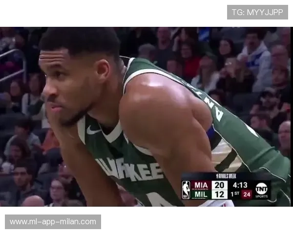 字母哥冲进禁区，密尔沃基雄鹿的防守随即到位